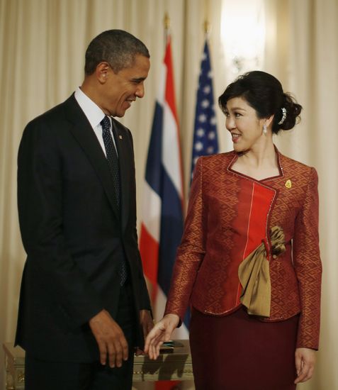 18日,泰国总理英拉(右)在位于曼谷的总理府会见了到访的美国总统奥巴马。